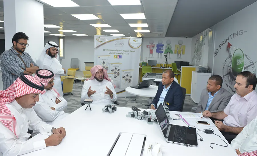 وكيل الجامعة يرعى الورشة التدريبية لتطبيق الرياضيات والعلوم باستخدام الروبوت التعليمي STEM بكلية علوم الحاسب والمعلومات -  