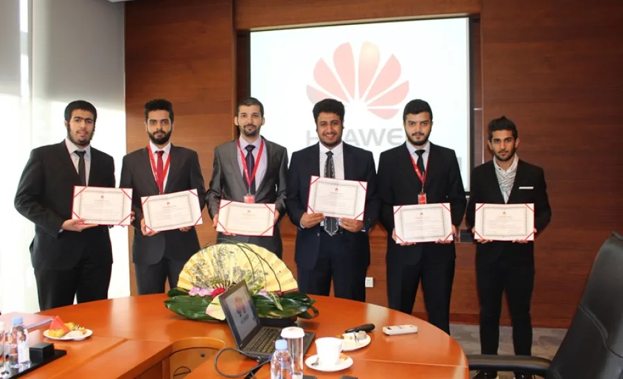 طلاب كلية علوم الحاسب والمعلومات ينهون البرنامج التدريبي الصيفي في مقر شركة هواوي الرئيسي في الصين - 