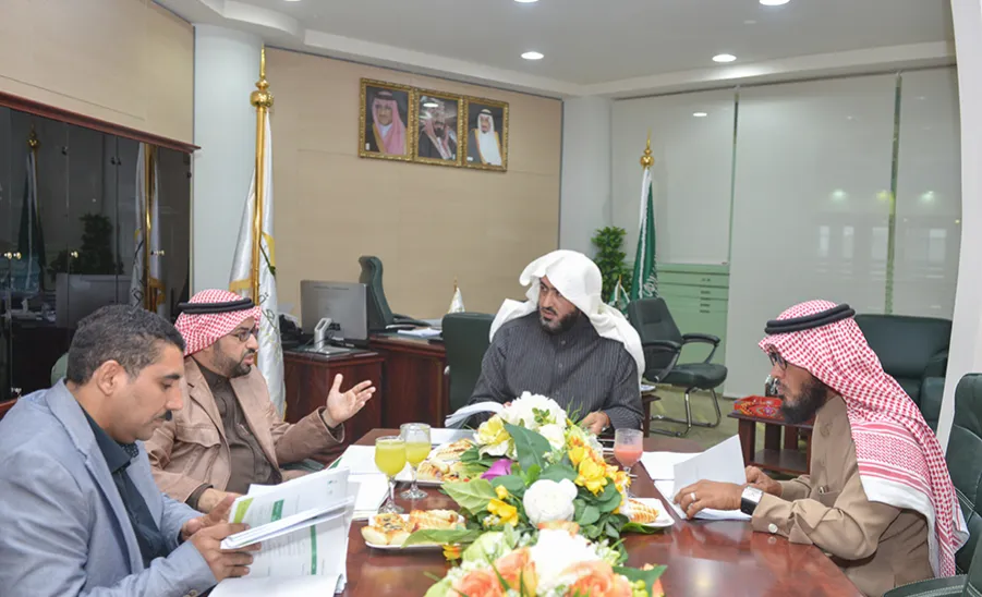 لمناقشة تقارير العمادة وخطة البرامج : وكيل الجامعة يجتمع بمسؤولي عمادة خدمة المجتمع - 