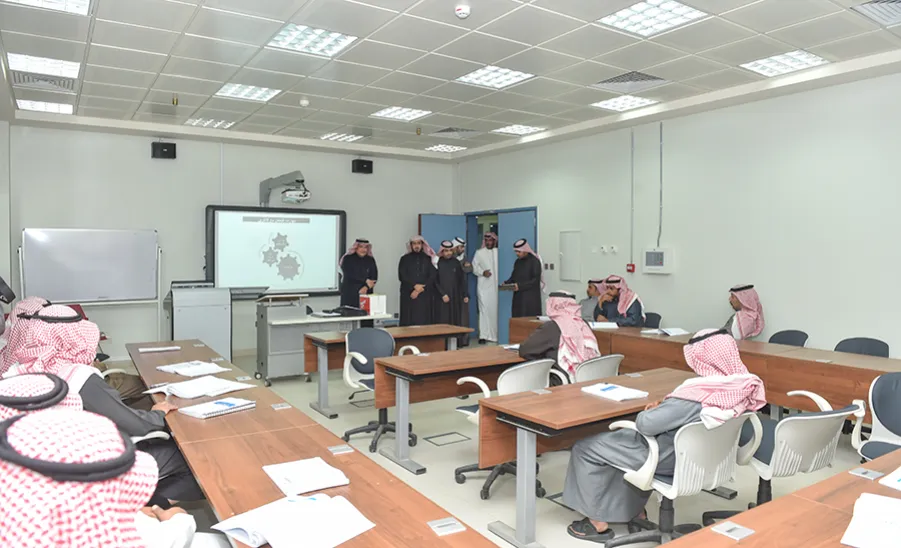وكيل الجامعة يتفقد سير البرامج التدريبية لمعهد الإدارة العامة - 