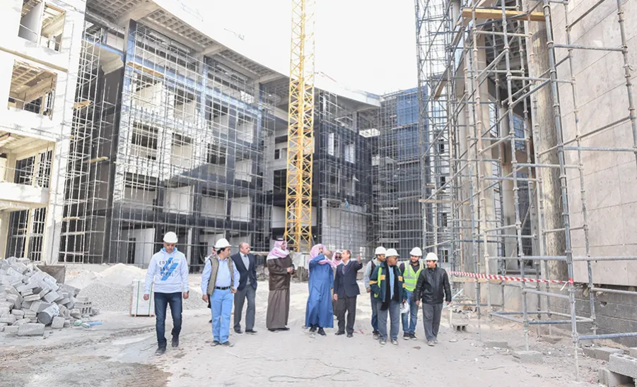 وكيل الجامعة يتفقد مراحل العمل في مشروع مباني إدارة الجامعة والكليات بالمدينة الجامعية بالمجمعة - 