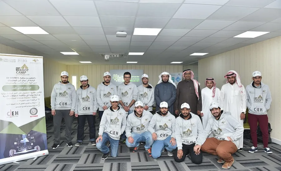 المعسكر التقني الأول في كلية علوم الحاسب والمعلومات يختتم فعالياته -  