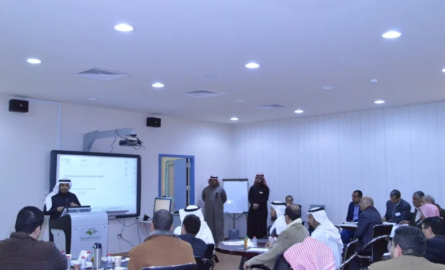 وكيل الجامعة للشؤون التعليمية يسلم شهادات متدربي برنامج قياس مخرجات التعلم - 