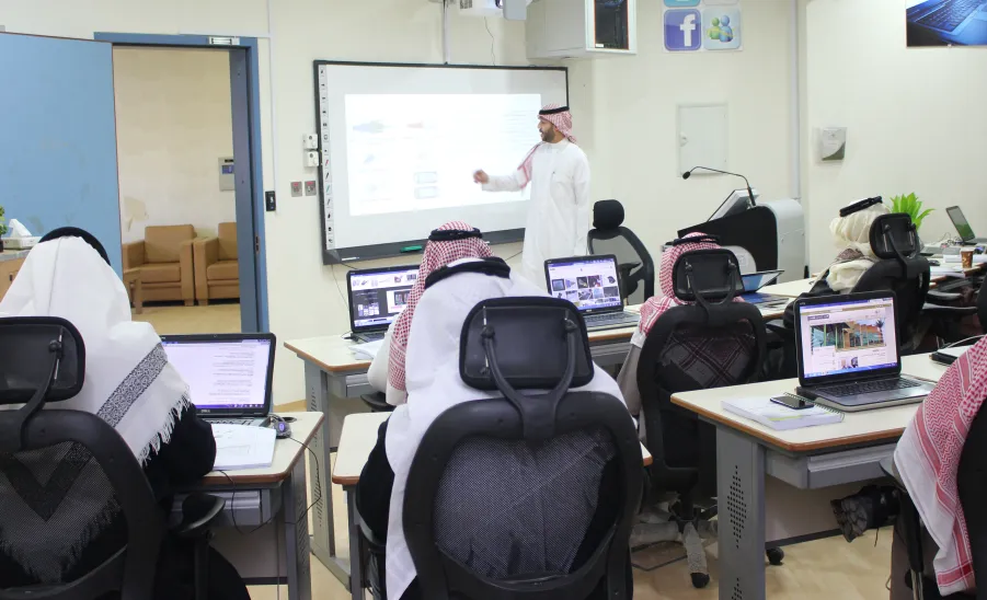 الجامعة تستضيف برامج تدريبية لمعهد الإدارة العامة  - 