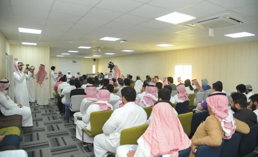 أمن المعلومات بين المهنية والأكاديمية : حلقة نقاش في كلية علوم الحاسب والمعلومات - 
