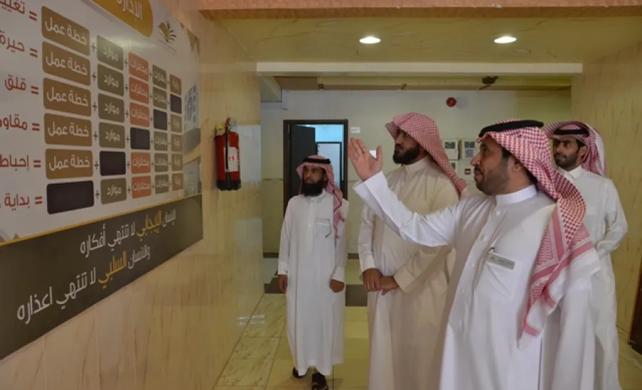 وكيل الجامعة يتفقد سير البرامج التدريبية لمعهد الإدارة العامة -  