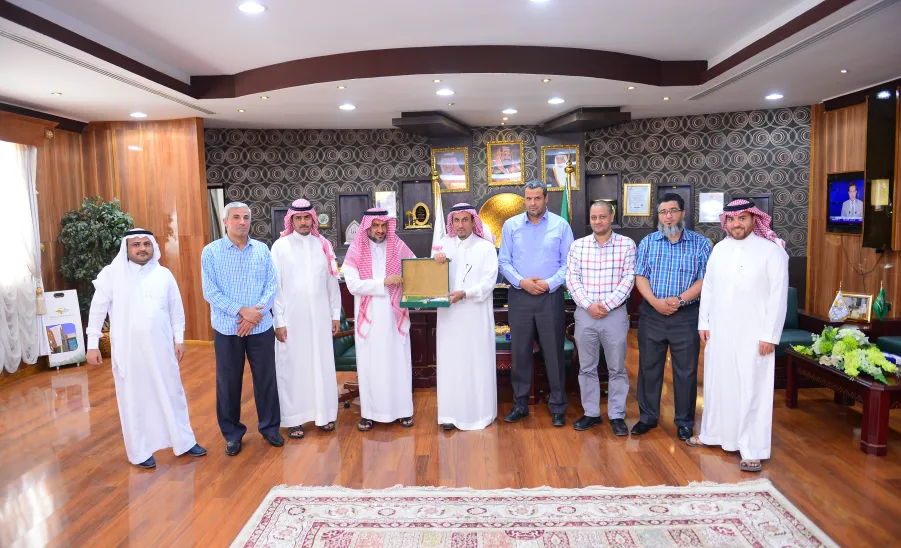 معالي مدير الجامعة يطلع على تقرير الخطة الإستراتيجية للجامعة لعام 1438/1437هـ - 
