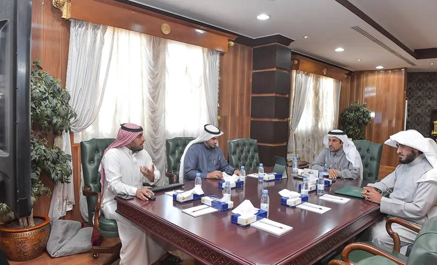 معالي مدير الجامعة يطلع على نظام أبحاث بعد تدشينه - 