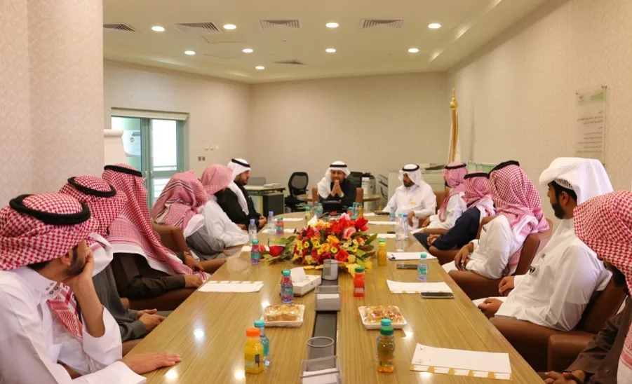 وكيل الجامعة للشؤون التعليمية يلتقي بأعضاء مبادرة قيادي - 