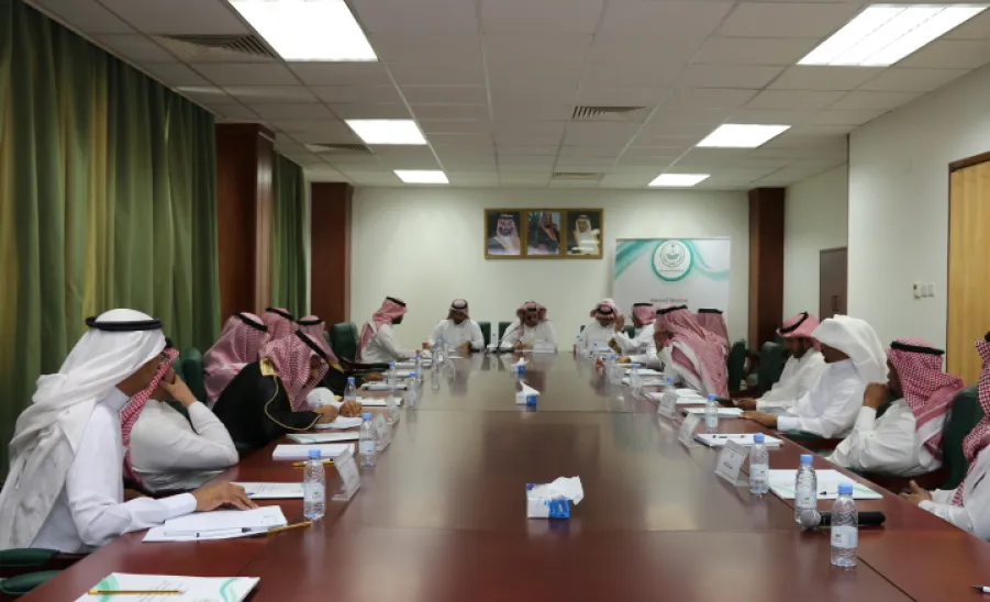  عمادة خدمة المجتمع والتعليم المستمر تعقد ورشة عمل لرفع مستوى الأداء الإداري والجنائي والمحافظة على الأراضي الحكومية من التعديات لرؤساء المراكز بديوان المحافظة - 