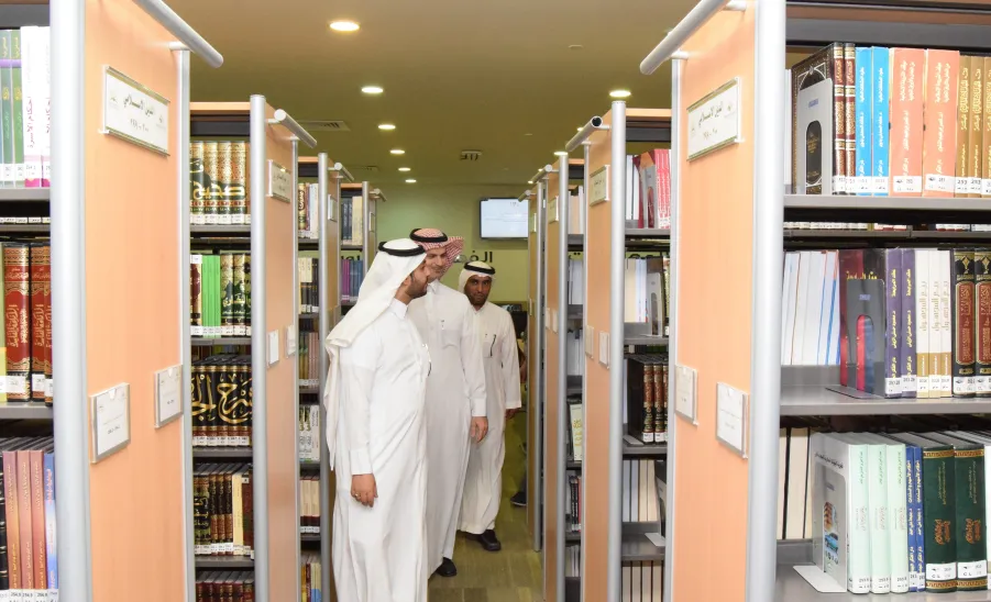 وكيل الجامعة للدراسات العليا والبحث العلمي يقوم بزيارة ميدانية لعمادة شؤون المكتبات - 