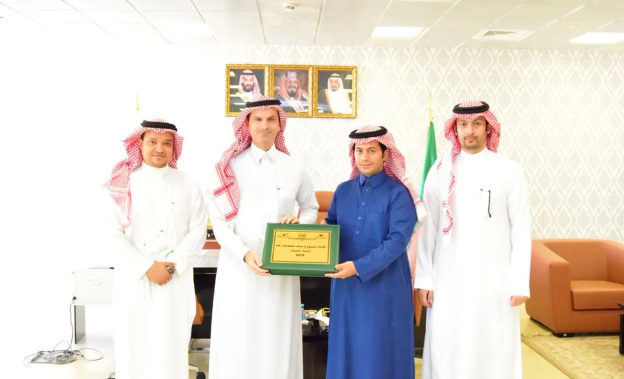 وكيل الجامعة للدراسات العليا والبحث العلمي يستقبل عميد البحث العلمي ويطلع على نسخة من الإنتاج البحث المدعوم وأبرز إنجازات العمادة - 