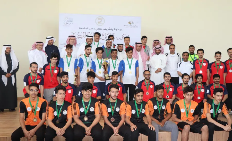 معالي مدير الجامعة يرعى ويشرف نهائي كأس معاليه لكرة القدم للصالات ويتوج كلية العلوم بكأس البطولة - 