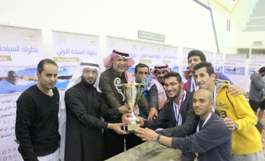 عمادة شؤون الطلاب تختتم بطول الجامعة الأولى للسباحة - 