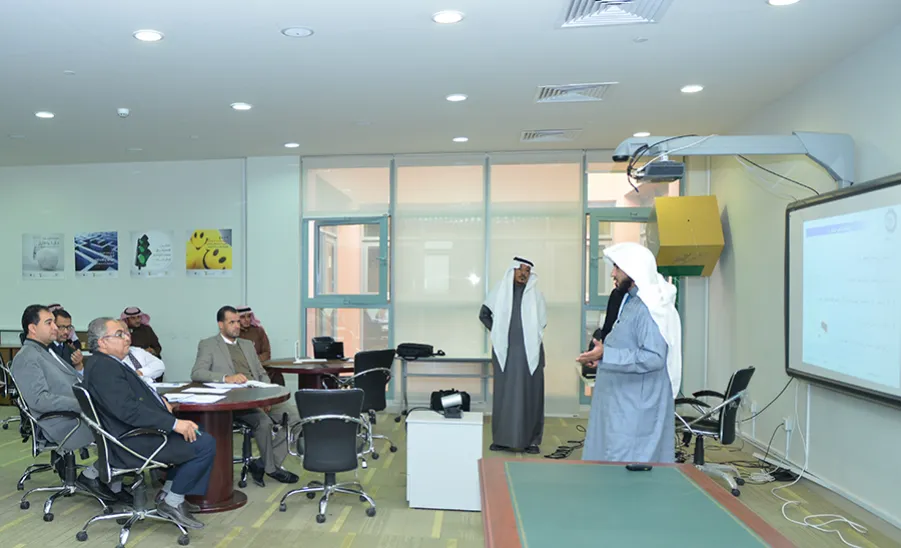 برعاية وكيل الجامعة : انطلاق أعمال الدورات التدريبية التأهيلية لنظام إدارة السلامة و الصحة المهنية في المختبرات والمعامل - 