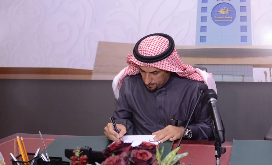 معالي مدير الجامعة يعتمد ترقية 19 موظفاً من موظفي الجامعة - 