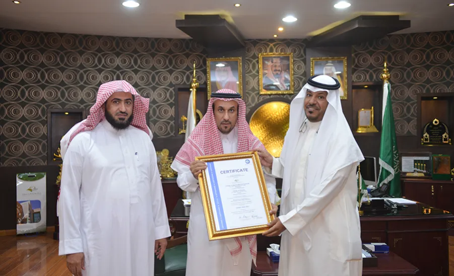 وكيل الجامعة يسلم معالي مدير الجامعة شهادة المطابقة للمواصفة العالمية (OHSAS 18001) لمختبرات كليتي العلوم والعلوم الطبية التطبيقية  - 