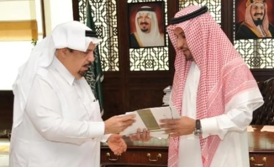 بعد اطلاع معاليه على التقرير السنوي الثالث لعمادة التعليم الإلكتروني والتعلم عن بعد : معالي وزير التعليم العالي يشكر معالي مدير الجامعة - 