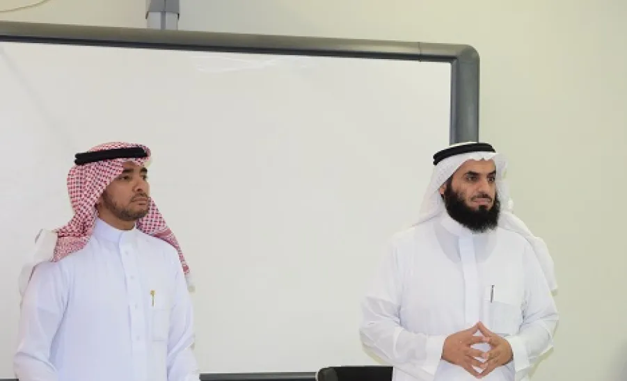 "وكيل الجامعة للشؤون التعليمية يكرم فريق فحص وثائق البرامج الأكثر جاهزية للاعتماد الأكاديمي" - 