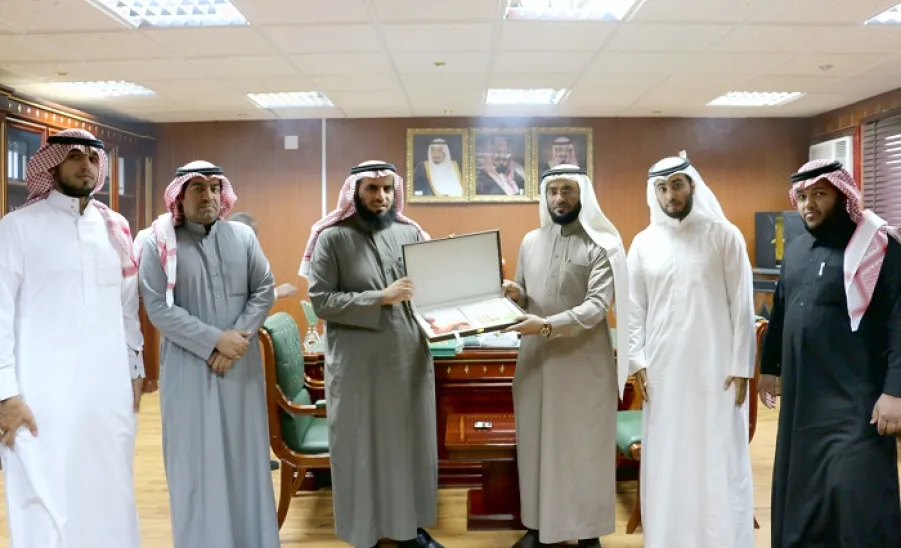 عمادةُ شؤونِ الطلابِ تُطْلِعُ وكيلَ الجامعةِ على أبرزِ الخدماتِ الغذائيةِ المقدَّمةِ لطلبةِ الجامعة - 
