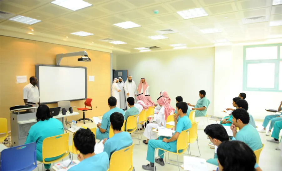 Al Majmaah university rector visited applied medical college in its new headquarters - 