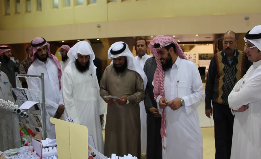  " رسائل ذكية لعقول محمية " معرض توعوي بكلية التربية بالزلفي  - 
