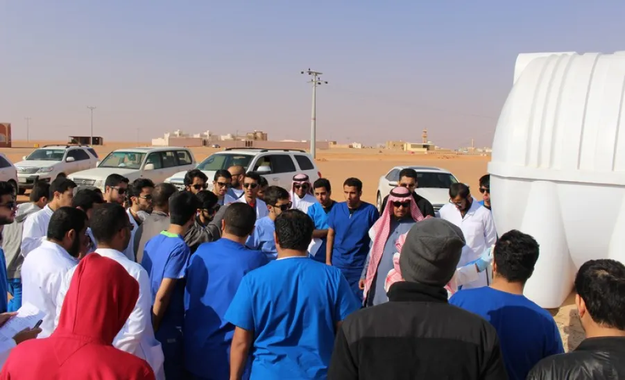 طلاب الطب في زيارة ميدانية لقرية ام سديرة لتقديم المساعدات الصحية  - 
