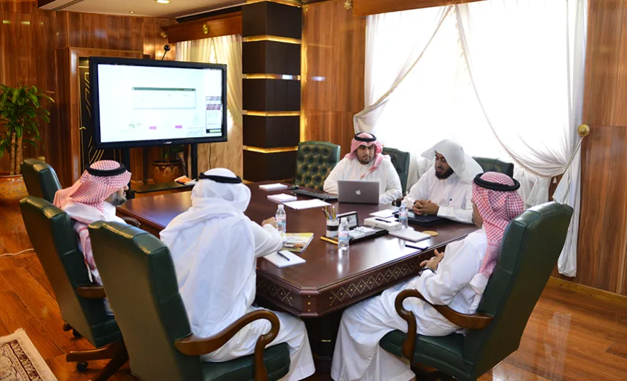 معالي مدير الجامعة يطلع على عرض عن عمليات استكمال البيانات الإحصائية - 