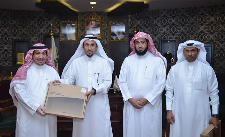 معالي مدير الجامعة يسلم الدفعة الثانية من التجهيزات التعليمية الإلكترونية للطلاب ذوي الاحتياجات الخاصة - 