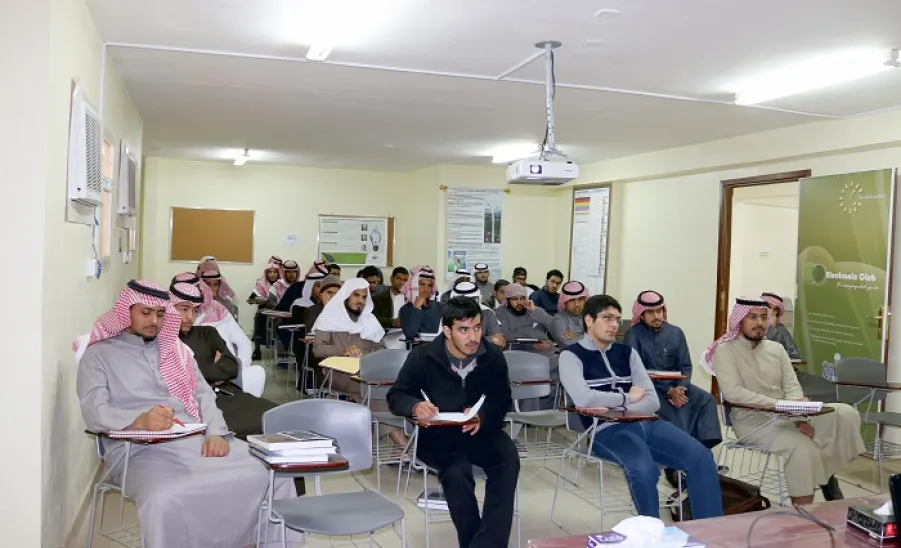 مركز التوجيه والإرشاد الطلابي ينظم محاضرات توجيهية وإرشادية - 
