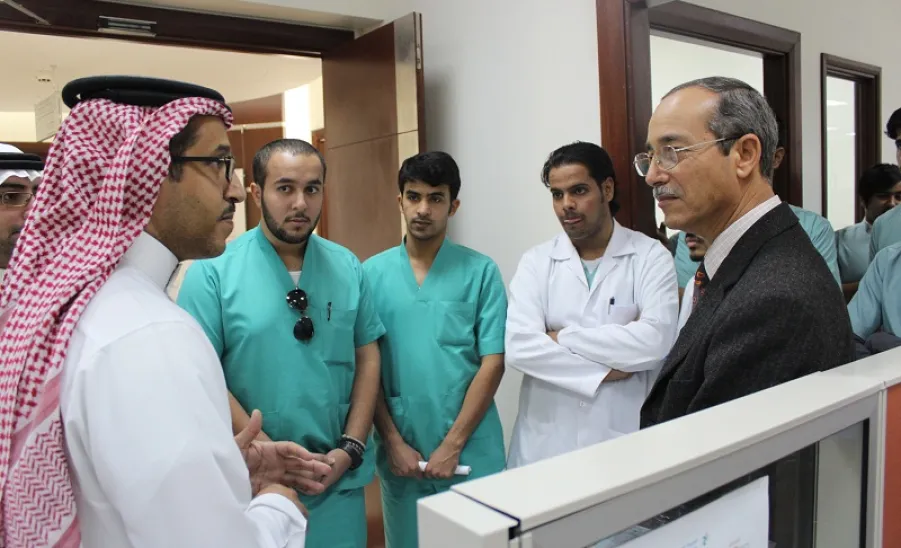 طلاب قسم تقنية الأجهزة الطبية بكلية العلوم الطبية التطبيقية في زيارة للهيئة العامة للغذاء والدواء - 