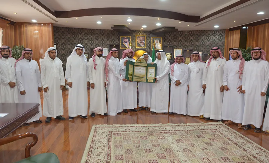 معالي مدير الجامعة يستقبل منسوبي الإدارة العامة للتشغيل والصيانة ويتسلم التقرير السنوي للإدارة -  