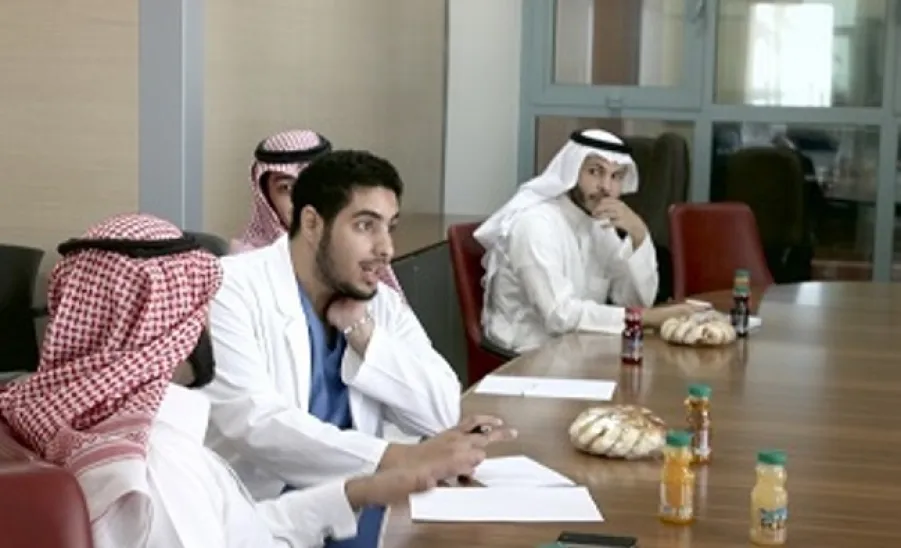 طلاب الجامعة يعبرون عن مشاعر الفرح بعد توقيع إسكان طلاب الجامعة - 