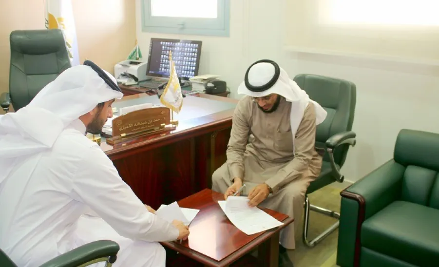 عمادة شؤون الطلاب توقِّعُ عقداً لتشغيل مكائن البيع الذاتي - 