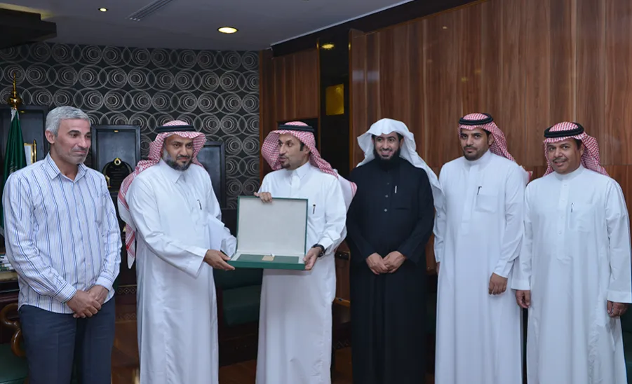 خلال استقباله أعضاء اللجنة : معالي مدير الجامعة يتسلم دراسة مخالفات الموظفين والحد منها - 