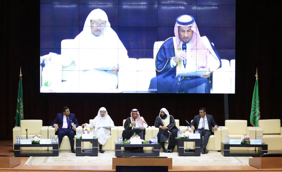 معالي مدير الجامعة يترأس الجلسة الأولى لمؤتمر ضوابط استخدام شبكات التواصل الاجتماعي في الإسلام -  