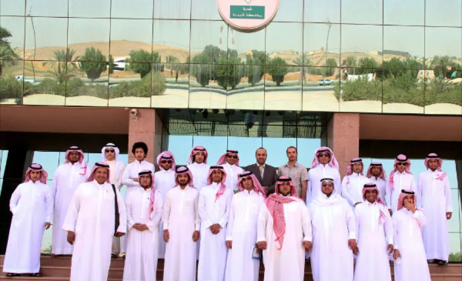 وفد كلية إدارة الأعمال يزور بلدية المجمعة - 