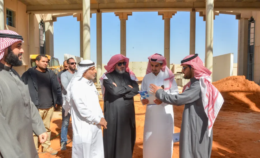 وكيل الجامعة يتفقد مشروع المباني العاجلة للطالبات بالمدينة الجامعية بالمجمعة - 