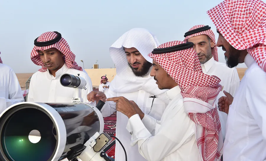 المرصد الفلكي بالجامعة يتثبت رؤية هلال شهر شوال - 