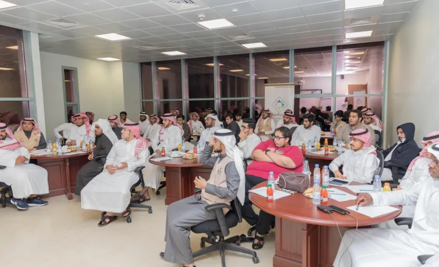 عمادة شؤون الطلاب تقيم دورة الجاهزية لسوق العمل لطلاب الجامعة - 