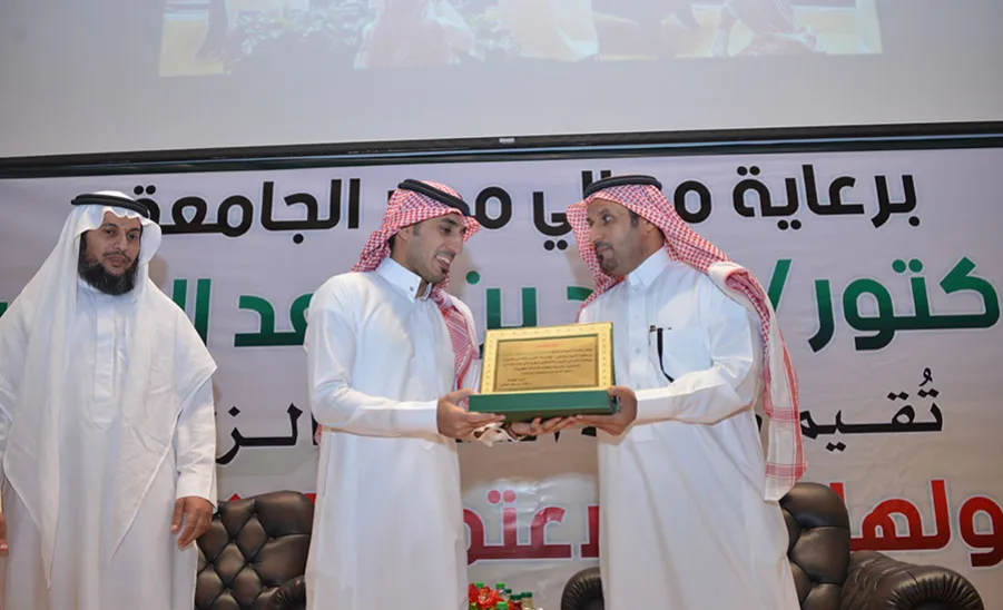 معالي مدير الجامعة يكرم الثنيان لتبرعه بكليته لوالدته - 