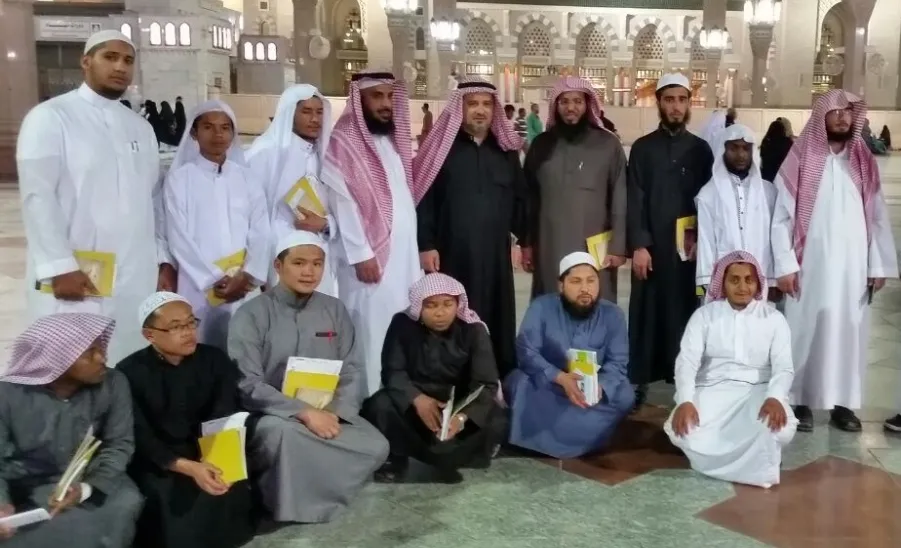 طلاب المنح الدراسية في رحلةٍ إلى المدينة المنورة -  