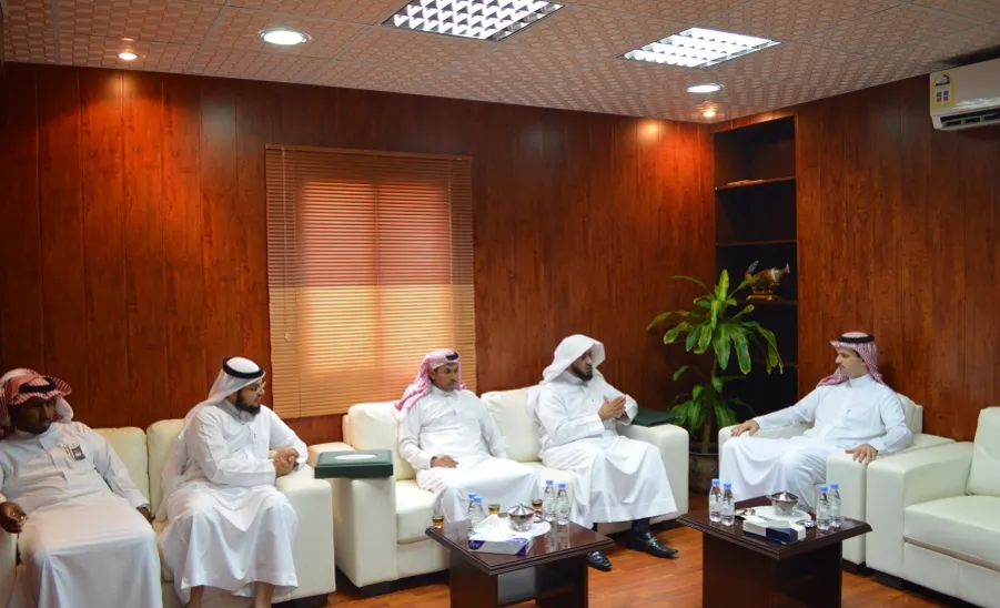 وكيل الجامعة للدراسات العليا والبحث العلمي  يتسلم التقرير السنوي لعمادة  التعليم الإلكتروني والتعلم عن بعد -  