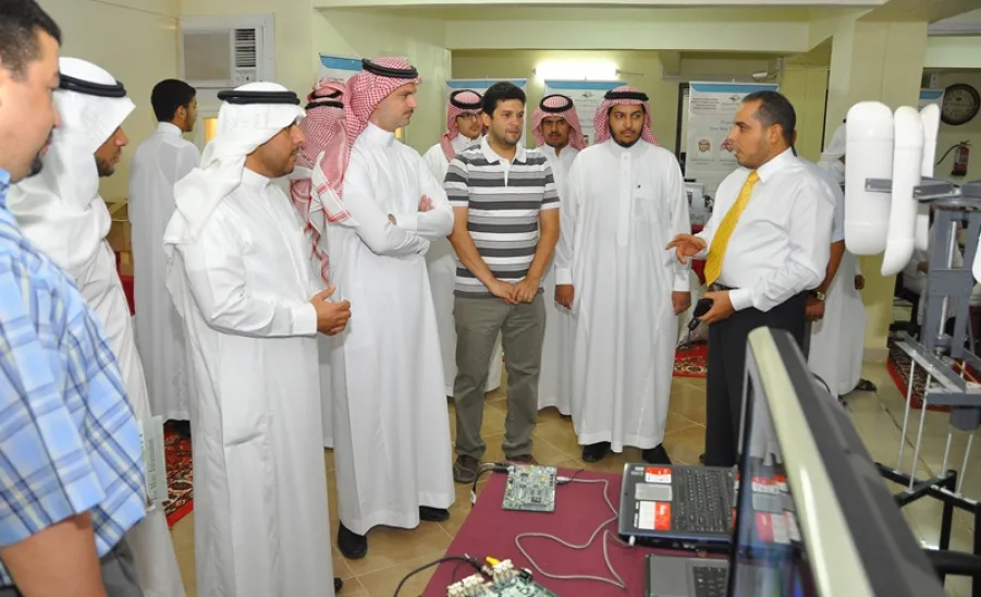 وكيل الجامعة للشؤون التعليمية يفتتح اليوم التعريفي بكلية الهندسة لطلبة السنة التحضيرية   -  