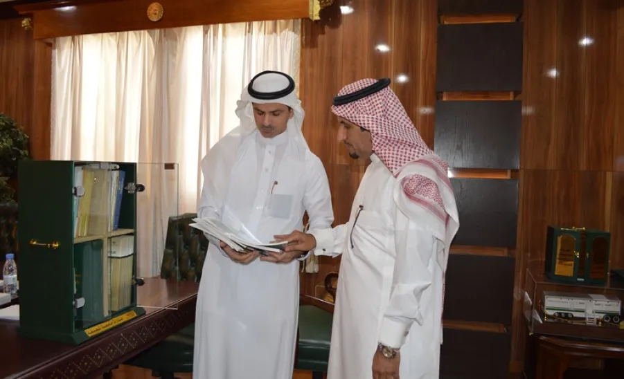 وكيل الجامعة للدراسات العليا والبحث العلمي يهدي معالي مدير الجامعة إصدارات الوكالة من الكتب وسلسلة المجلات العلمية المُحكمة . - 