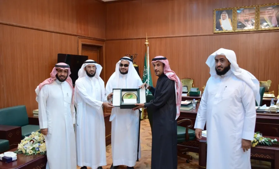 معالي مدير الجامعة يكرم المهندس مهند أبو ديه -  