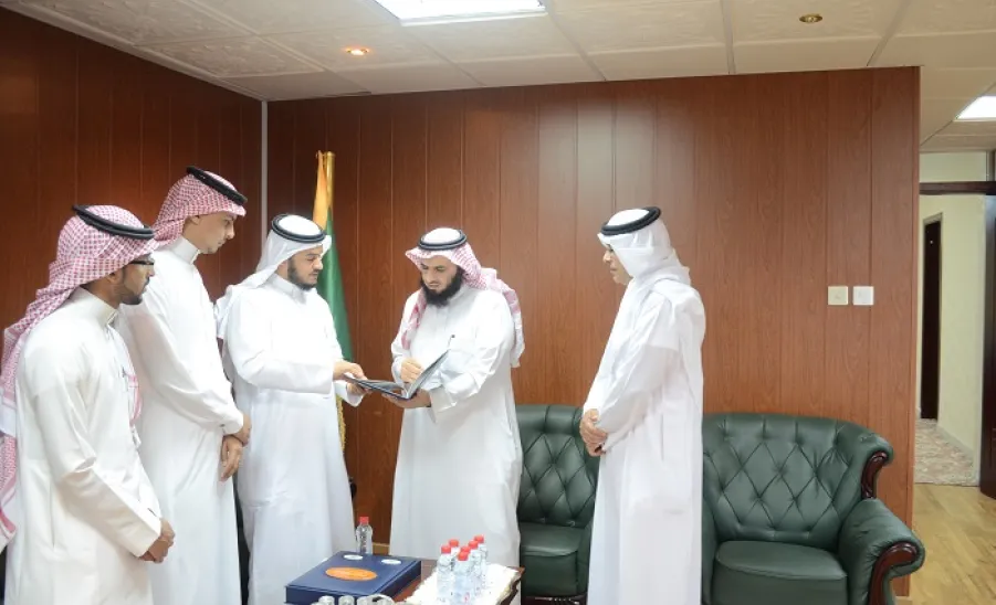 وكيل الجامعة للشؤون التعليمية يتسلم  التقرير السنوي لتقنية المعلومات - 
