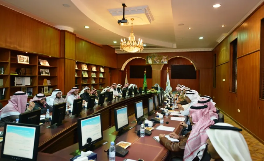 معالي مدير الجامعة يترأس الاجتماع التشاوري الدوري للجامعة -  