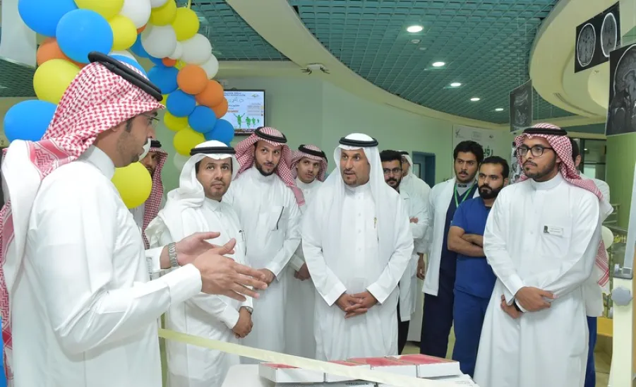 معالي مدير الجامعة يزور كليتي إدارة الأعمال والعلوم الطبية التطبيقية - 