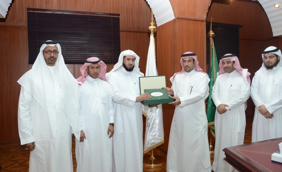معالي مدير الجامعة يتسلم التقرير السنوي الثالث لعمادة التعليم الإلكتروني - 